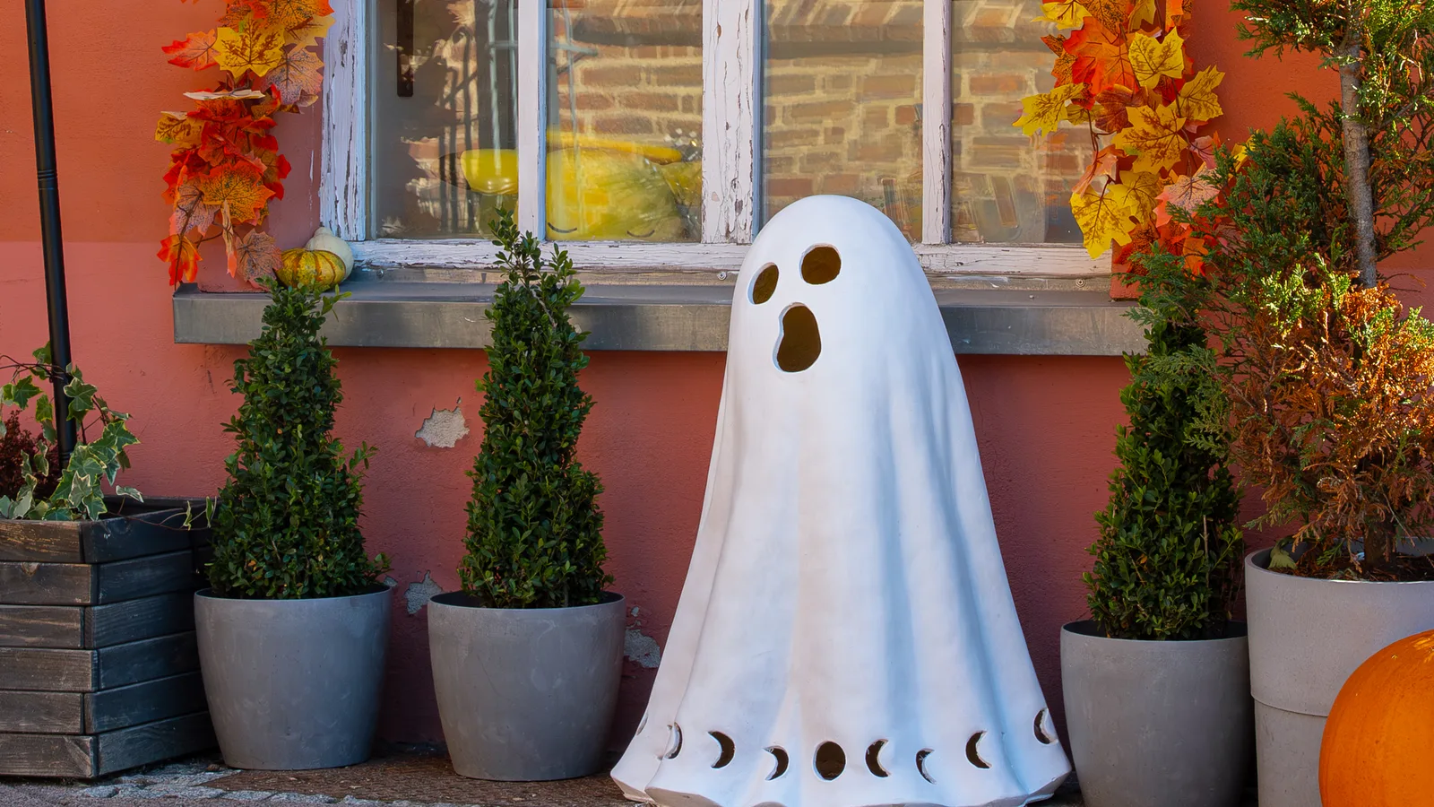 Painted Windows, a Witch Con and the Parade: City Island's Halloween Run